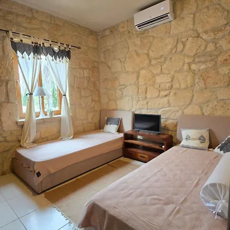 To Petrino, Stylish Stone House, Elani *