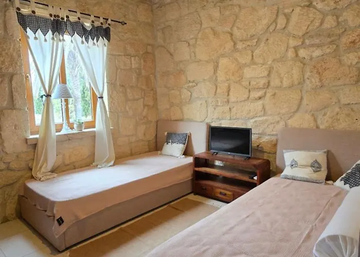 To Petrino, Stylish Stone House, Elani *